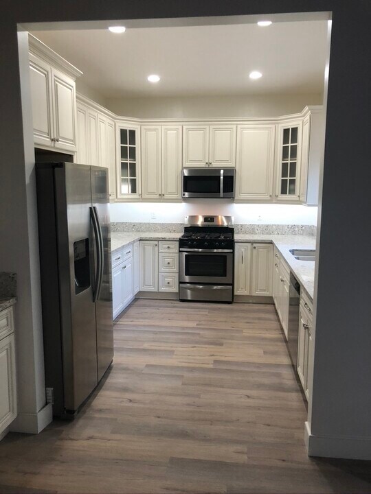 6227 Atoll Ave in Van Nuys, CA - Building Photo