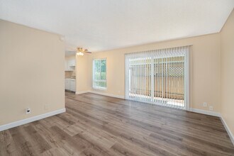Creekside Oaks in Carmichael, CA - Building Photo - Building Photo