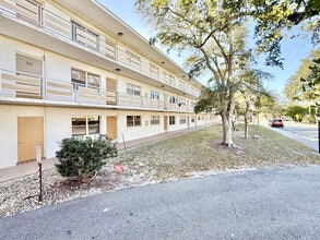 911 Washington Ave SW in Largo, FL - Foto de edificio - Building Photo