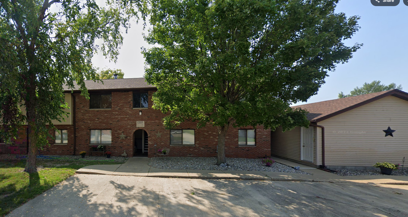 1203 Dean Dr in Urbana, IL - Building Photo