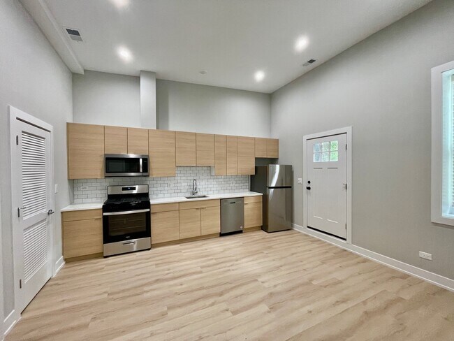 2158 W 18th St in Chicago, IL - Building Photo - Building Photo