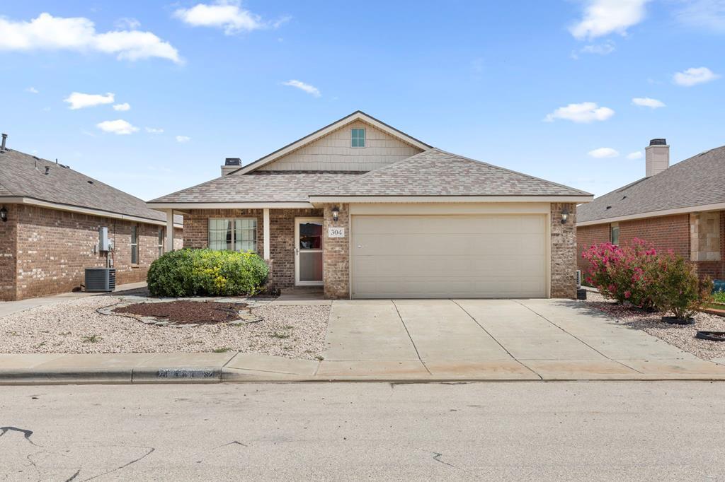 304 E 94th St in Odessa, TX - Building Photo