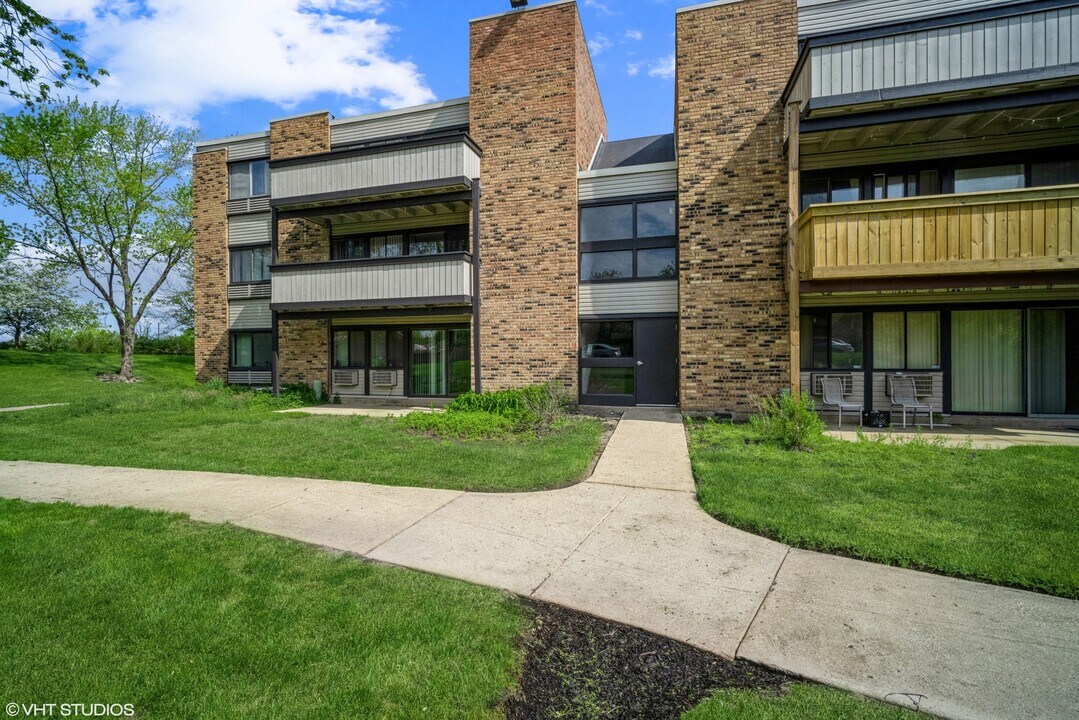 1806 Hemlock Pl in Schaumburg, IL - Building Photo