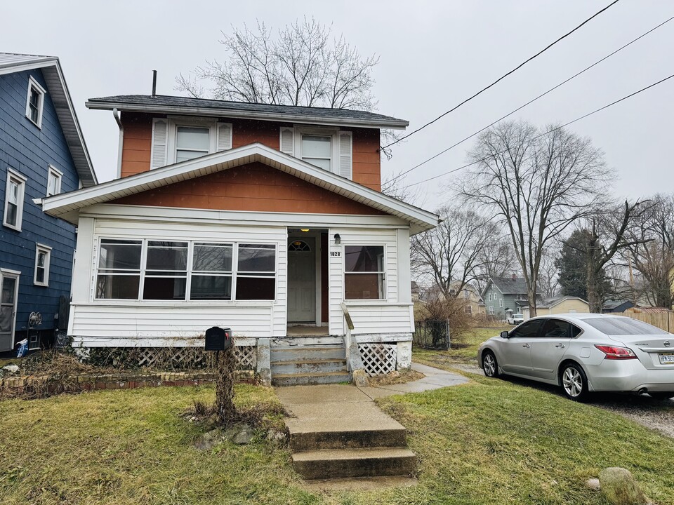 1828 Ohio Ave NE in Canton, OH - Foto de edificio