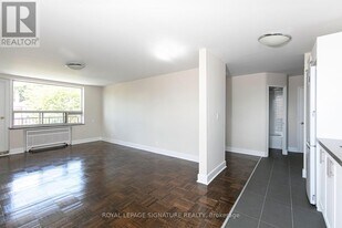 990 Avenue Rd in Toronto, ON - Building Photo