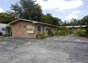 14033 NE 6th Ave in North Miami, FL - Foto de edificio - Building Photo