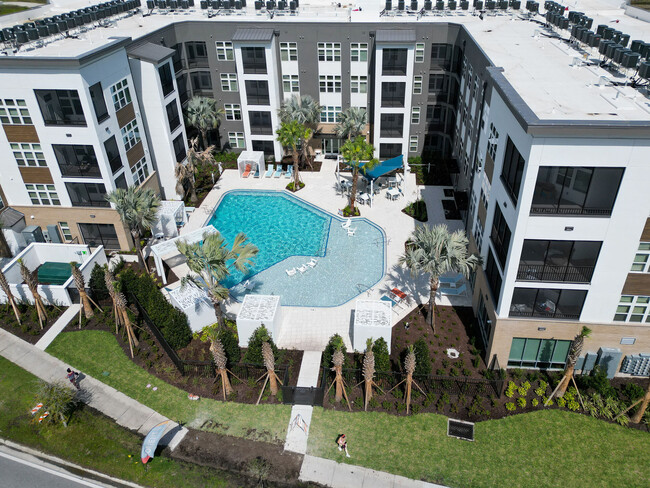 The Lucent at Sunrise in Kissimmee, FL - Foto de edificio - Building Photo