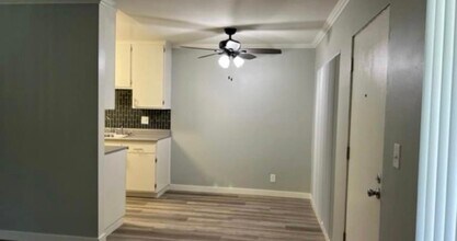 8820 Topanga Canyon Blvd, Unit 18 in Los Angeles, CA - Foto de edificio - Building Photo