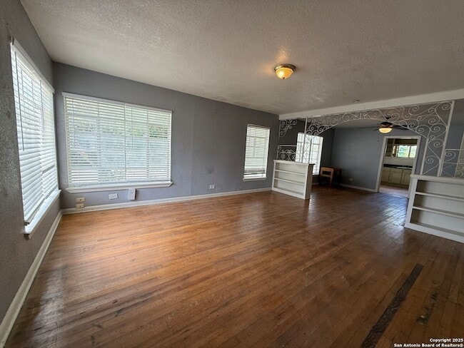 2057 W Summit Ave. in San Antonio, TX - Building Photo - Building Photo