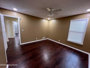 4901 Hunters Point Cir in Louisville, KY - Building Photo - Building Photo