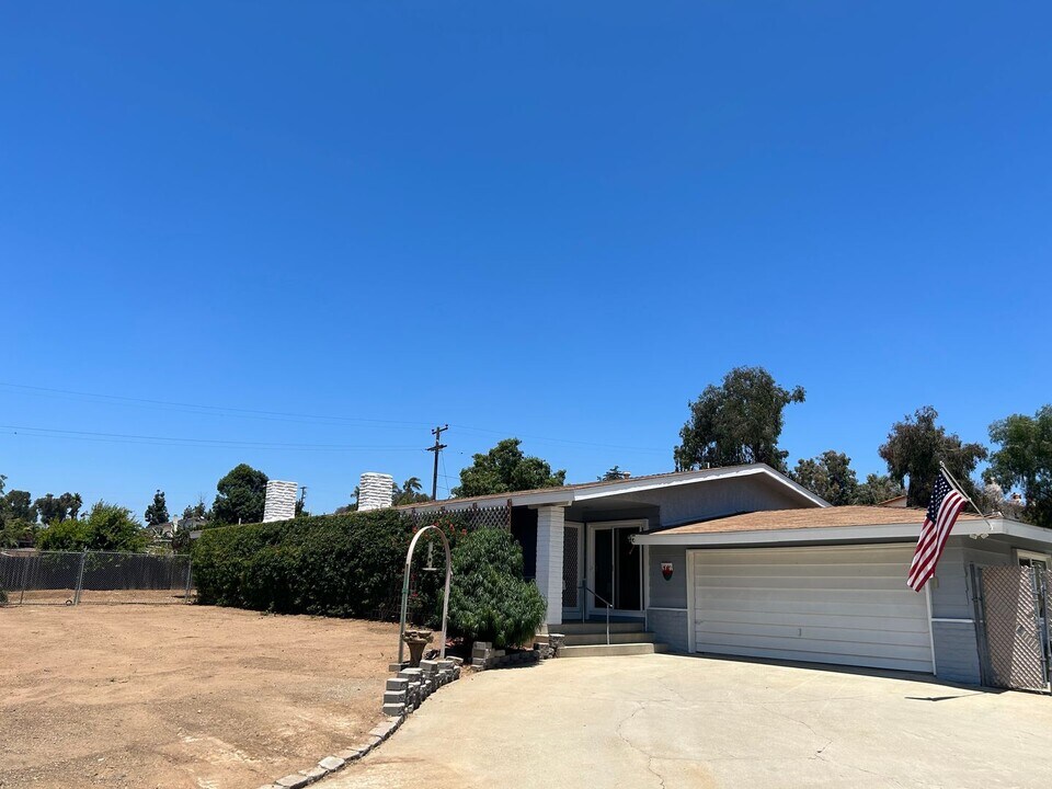 420 Osborne St in Vista, CA - Building Photo