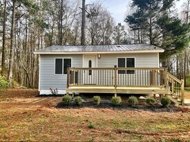 590 McCurdy Rd in Villa Rica, GA - Building Photo