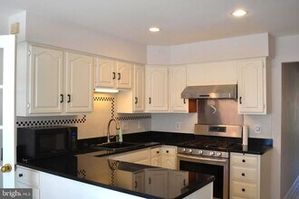 7407 Crestberry Ln in Bethesda, MD - Building Photo - Building Photo