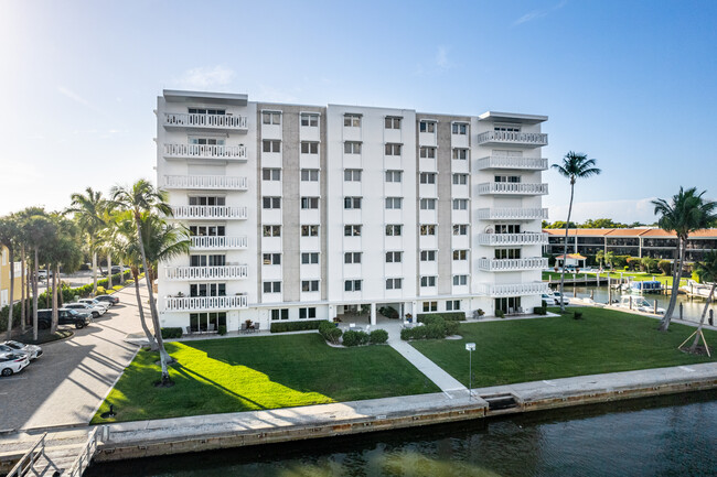 Bay Terrace in Naples, FL - Foto de edificio - Building Photo