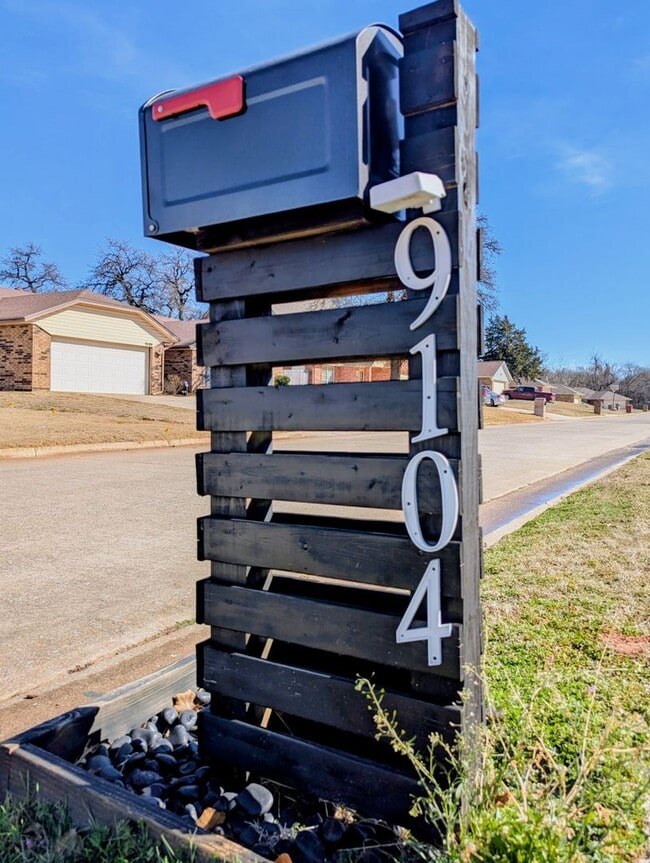 9104 Brookwood Dr in Midwest City, OK - Building Photo - Building Photo