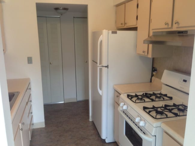 336 N Green Bay Rd in Waukegan, IL - Foto de edificio - Building Photo