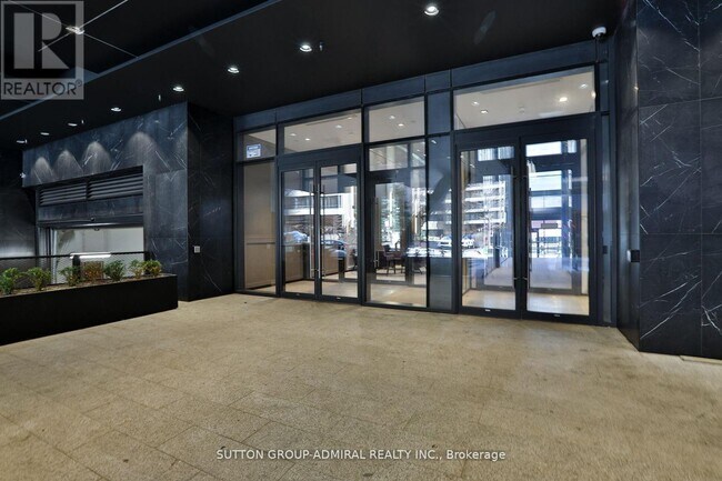 488 University Ave in Toronto, ON - Building Photo - Building Photo