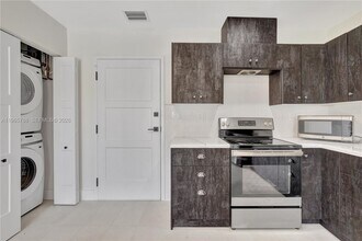 5980 SW 40th Ave in Dania Beach, FL - Building Photo - Building Photo