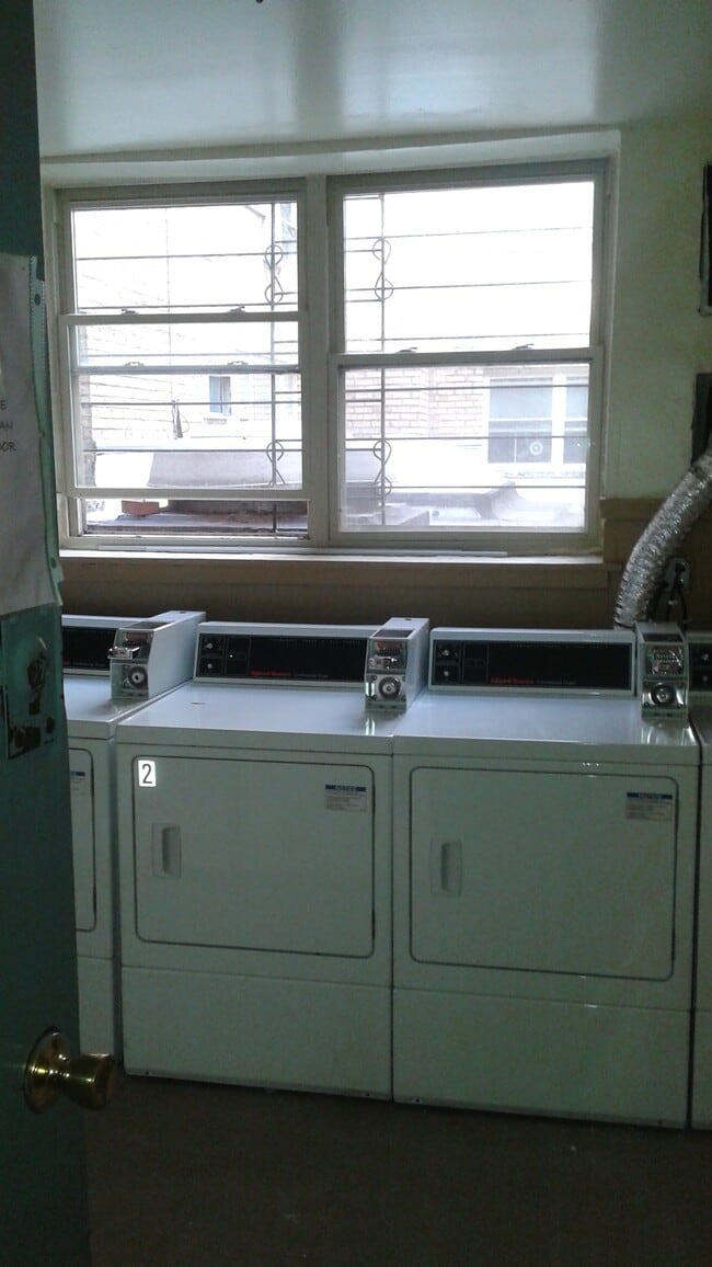 3710 N Pine Grove Ave, Unit 310 in Chicago, IL - Foto de edificio - Building Photo