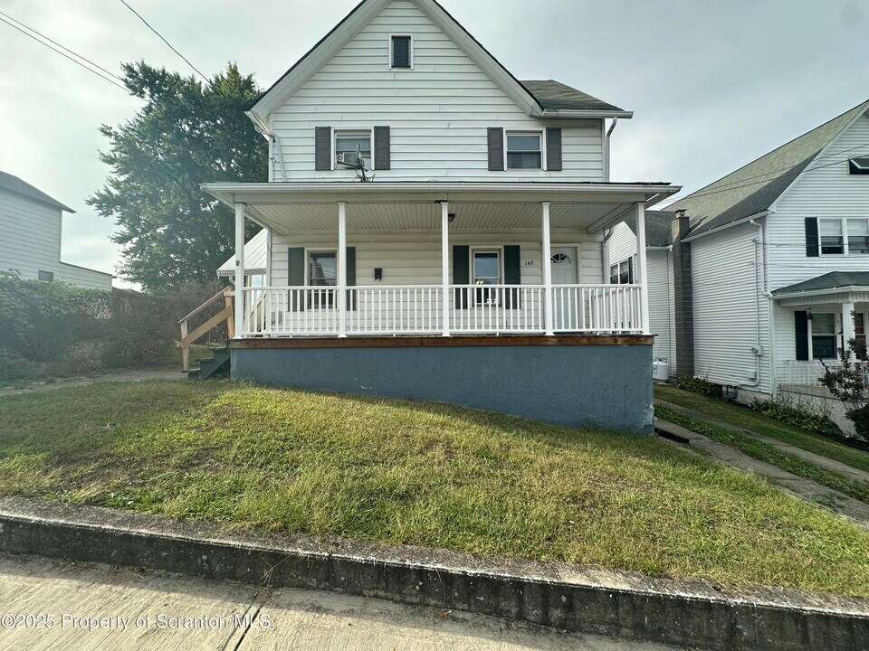 149 Tompkins St in Pittston, PA - Building Photo
