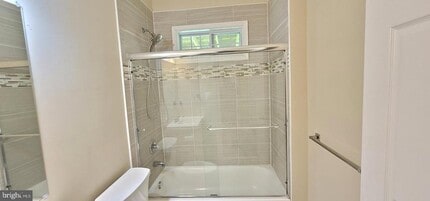 7122 Oak Ridge Rd in Falls Church, VA - Building Photo - Building Photo