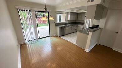 2424 Santa Ana Ave in Costa Mesa, CA - Foto de edificio - Building Photo