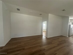 121 NE 11th Pl in Cape Coral, FL - Building Photo - Building Photo