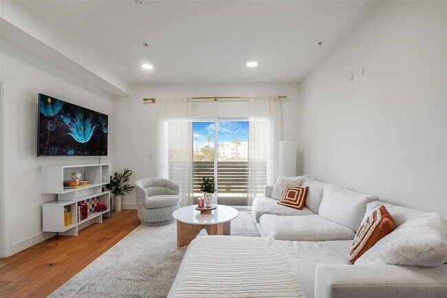 820 S Wilton Pl, Unit 401 in Los Angeles, CA - Building Photo - Building Photo