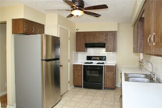 300 Calvin Dr in Seven Hills, OH - Building Photo - Building Photo