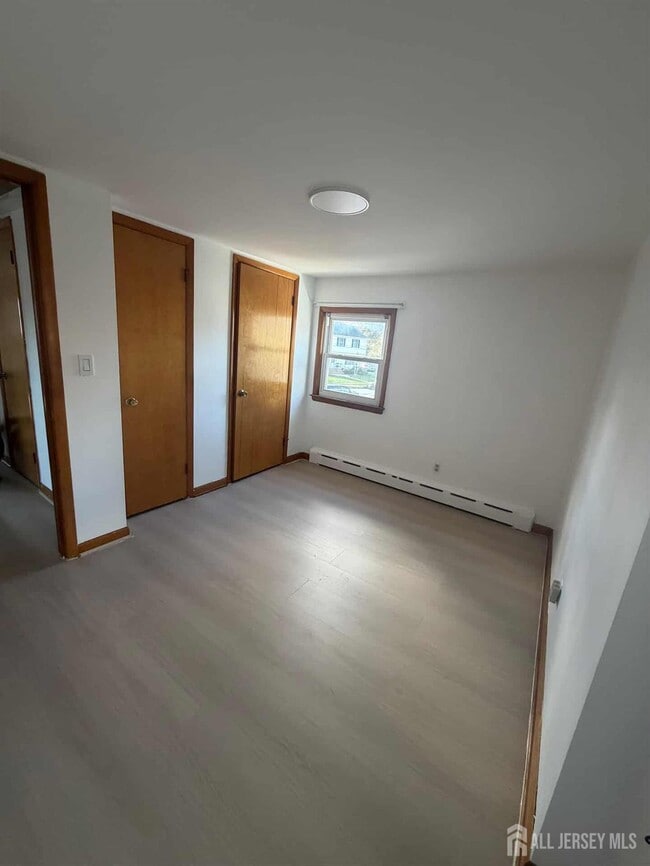 6 Oakwood Pl in North Brunswick, NJ - Building Photo - Building Photo