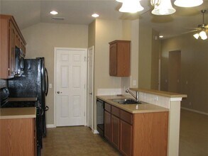 123 Bayliss St in Hutto, TX - Building Photo - Building Photo