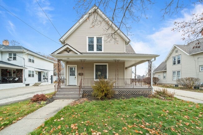 208 W Chestnut St in Burlington, WI - Building Photo - Building Photo