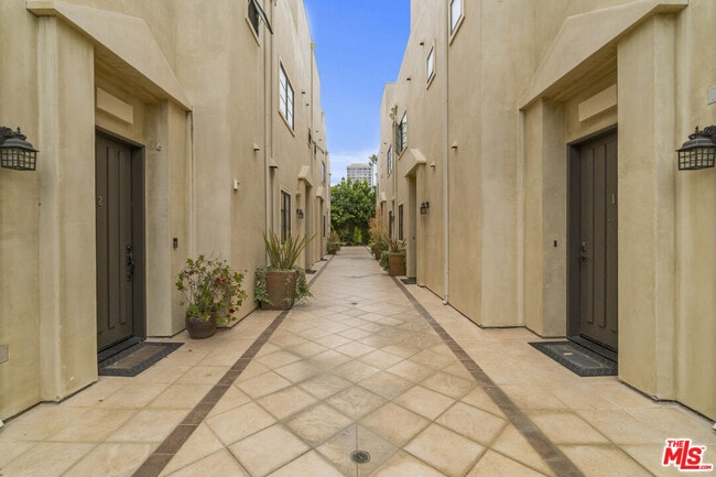 10765 Wilkins Ave in Los Angeles, CA - Building Photo - Building Photo