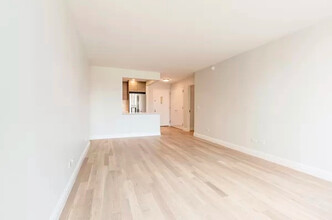 315 W 48th St, Unit F in New York, NY - Building Photo - Building Photo