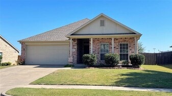 8203 MacGregor Dr in Arlington, TX - Building Photo