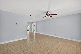 2231 SE Shelter Dr in Port St. Lucie, FL - Foto de edificio - Building Photo