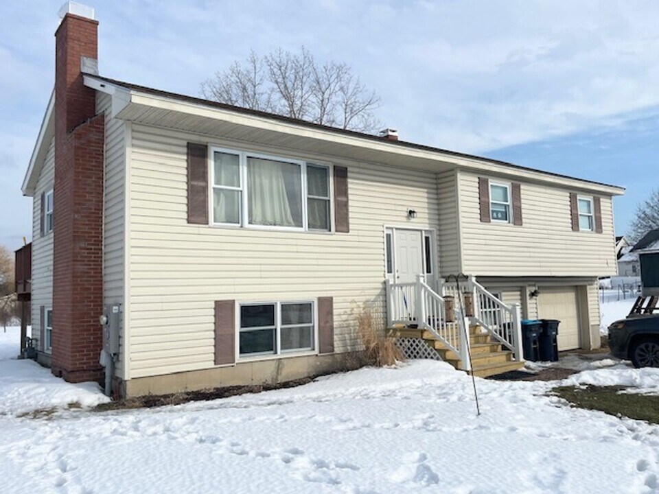 1400 Hinesburg Rd in South Burlington, VT - Building Photo