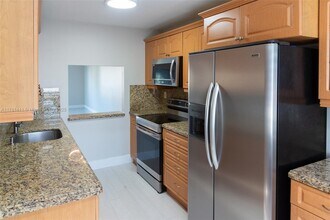 153 Lakeview Dr in Weston, FL - Building Photo - Building Photo
