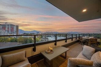 3389 Lakeshore Rd in Kelowna, BC - Building Photo - Building Photo