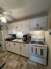 1453 S Carriage Ln, Unit Upper in New Berlin, WI - Foto de edificio - Building Photo