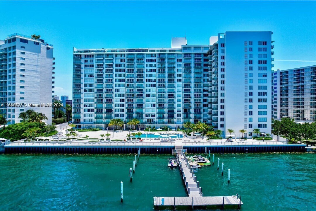 1000 West Ave, Unit 422 in Miami Beach, FL - Foto de edificio