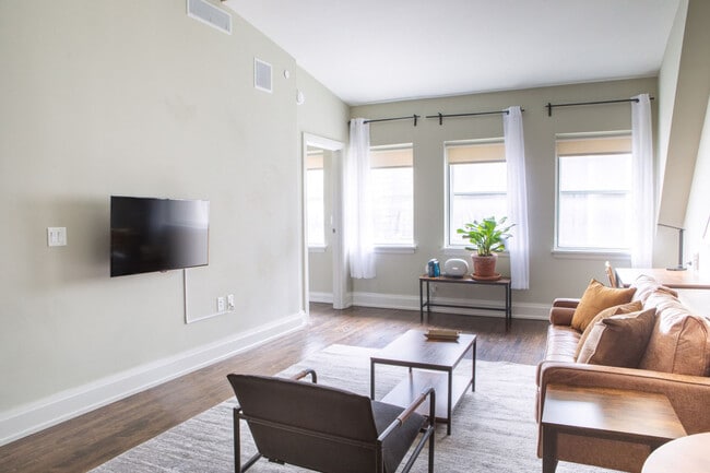 225 E Michigan St in Milwaukee, WI - Foto de edificio - Building Photo