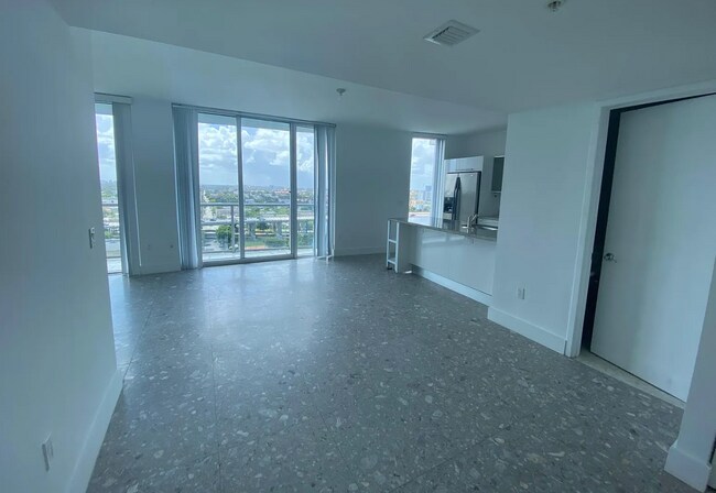 185 SW 7th St, Unit 1500 in Miami, FL - Building Photo - Building Photo