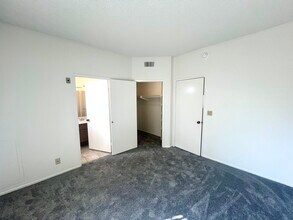 Crown Point Apartments in Northridge, CA - Foto de edificio - Building Photo