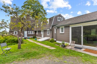 90 Duck Hole Rd in Guilford, CT - Foto de edificio - Building Photo