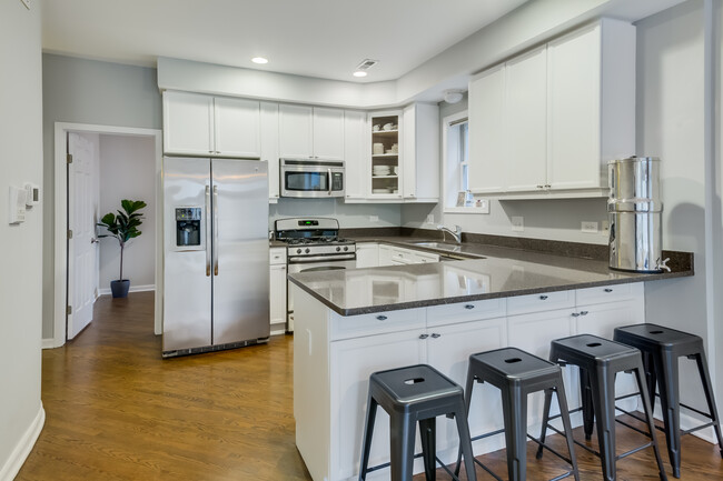 1541 W Roscoe St, Unit 2 in Chicago, IL - Building Photo - Building Photo
