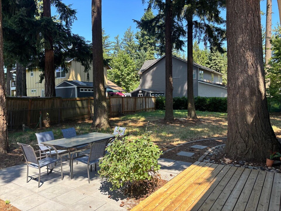 127 NE 202nd Ave in Portland, OR - Building Photo