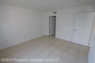 4137 Stirling Rd in Fort Lauderdale, FL - Building Photo - Building Photo