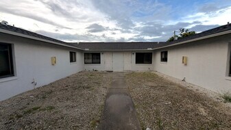 11470 Char Ann Dr in Ft. Myers, FL - Building Photo