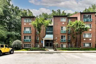 11831 Shire Ct in Reston, VA - Building Photo